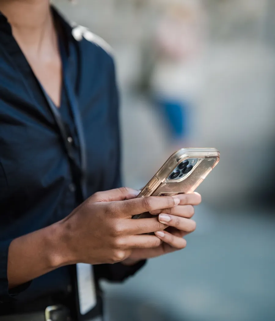 Mulher negra segurando o celular