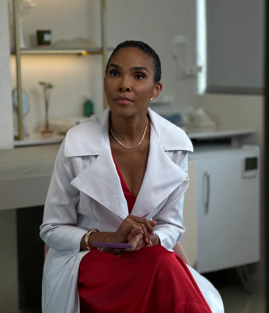 Dra. Rosana Frempong de jaleco branco no consultório