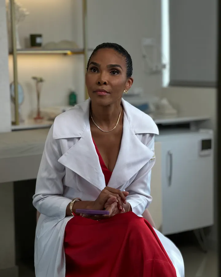 Dra. Rosana Frempong de jaleco branco no consultório