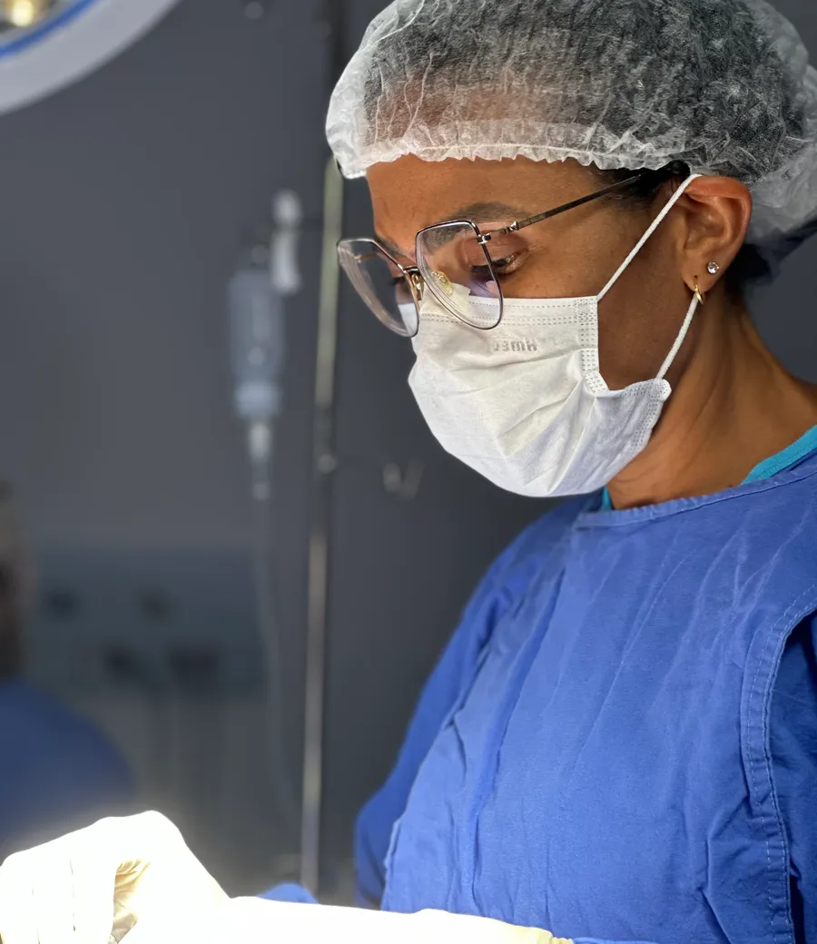 Dra. Rosana Frempong paramentada durante procedimento cirúrgico