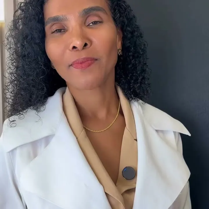 Dra. Rosana Frempong de jaleco branco, explicando em vídeo