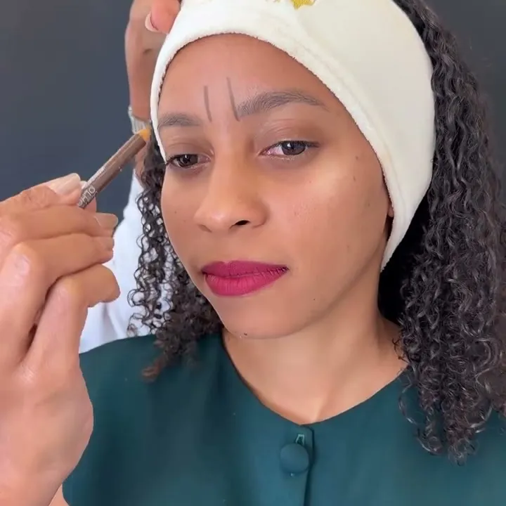 Dra. Rosana Frempong marcando pontos na região entre as sobrancelhas de uma modelo