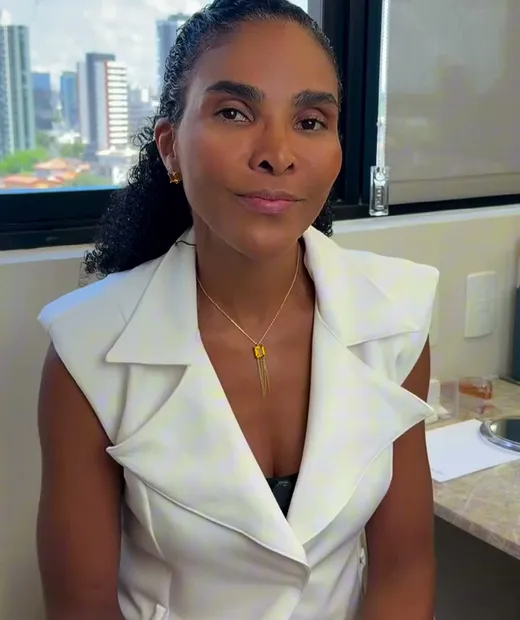 Dra. Rosana Frempong falando para a câmera no consultório