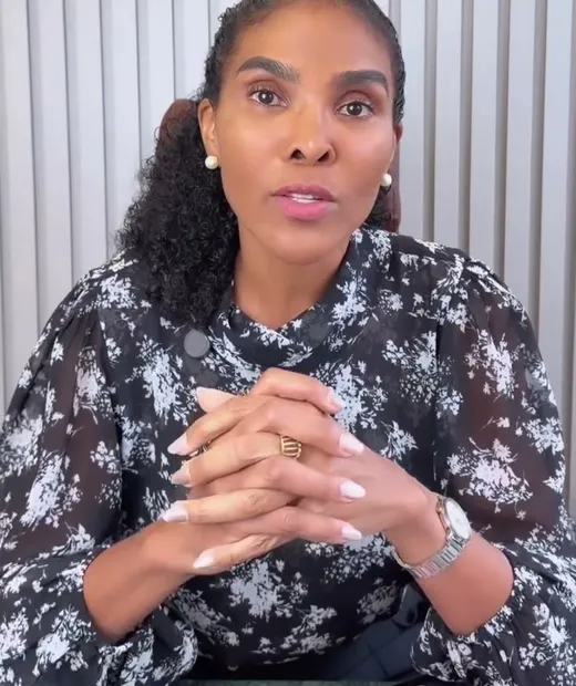 Dra. Rosana Frempong conversando à mesa do consultório